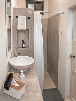 Dusche, kostenlose Toilettenartikel, Haartrockner, Handtücher