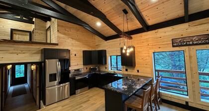Cozy Timber Cabin 13 miles to Yellowstone National Park!