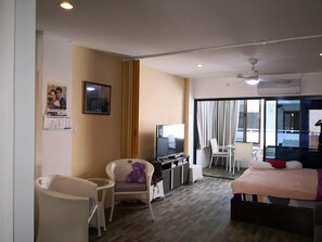 Room, 1 Bedroom, Smoking, Balcony | 1 bilik tidur, kalis bunyi 