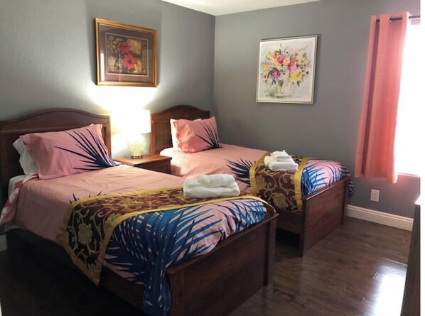 2 quartos, ferros/tábuas de passar roupa, Wi-Fi, roupa de cama