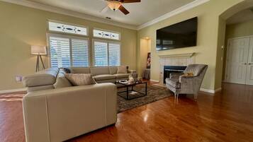 Una Smart TV, una chimenea, videojuegos