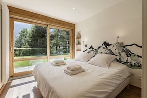 2 bedrooms, travel crib, free WiFi, bed sheets