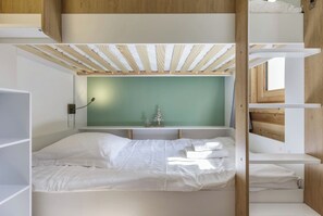 2 bedrooms, travel cot, free WiFi, bed sheets