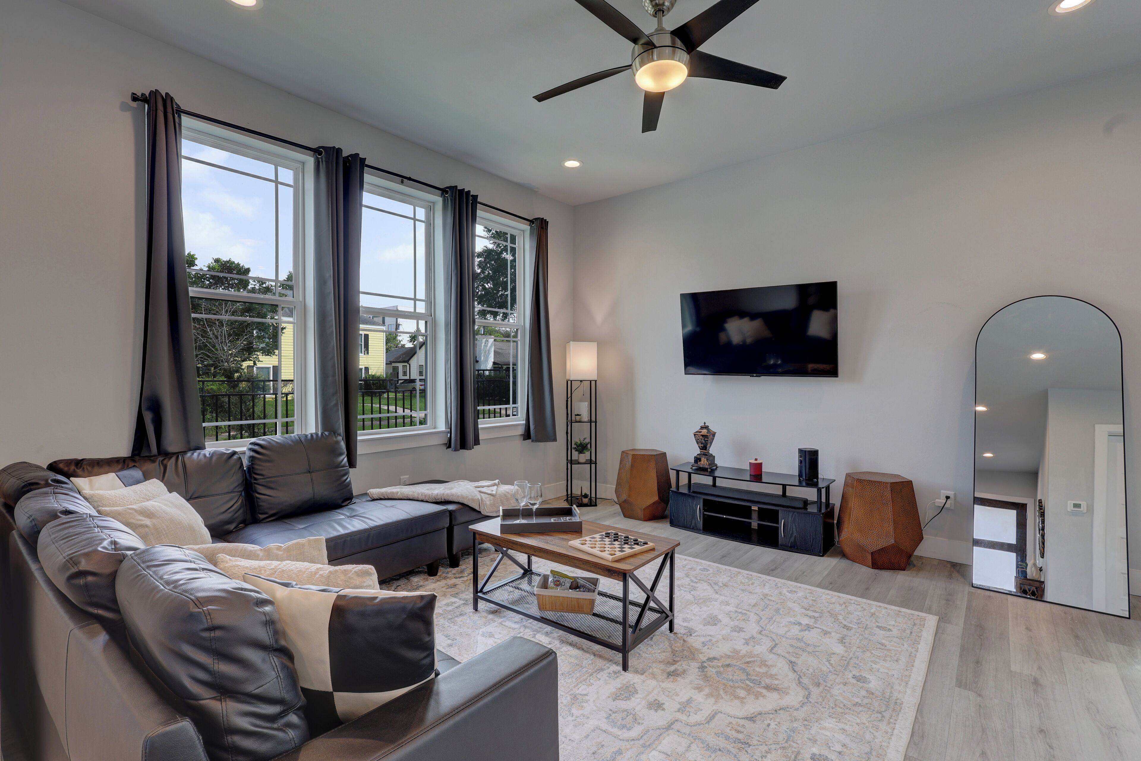 Luxe 3-bedroom townhome with 3 king bed suites, 2 car Parking, Near DWTN Houston