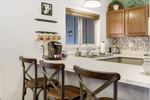 Réfrigérateur, lave-vaisselle, cafetière/bouilloire, grille-pain