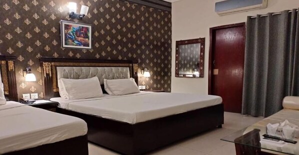 Deluxe Triple Room - Chancery Hotel (Lahore)