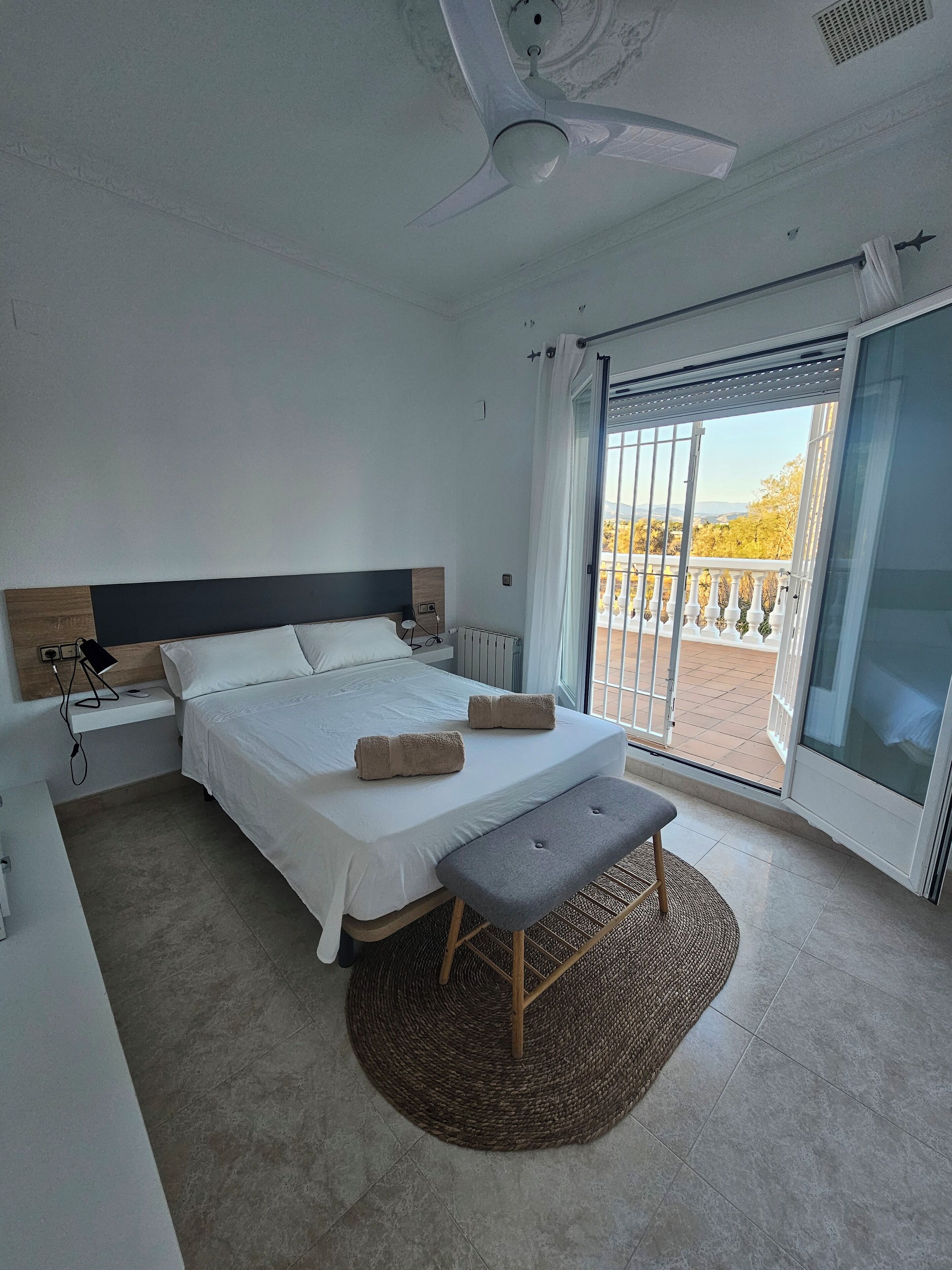 5 chambres, fer et planche à repasser, Wi-Fi, draps fournis