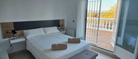 5 chambres, fer et planche à repasser, Wi-Fi, draps fournis