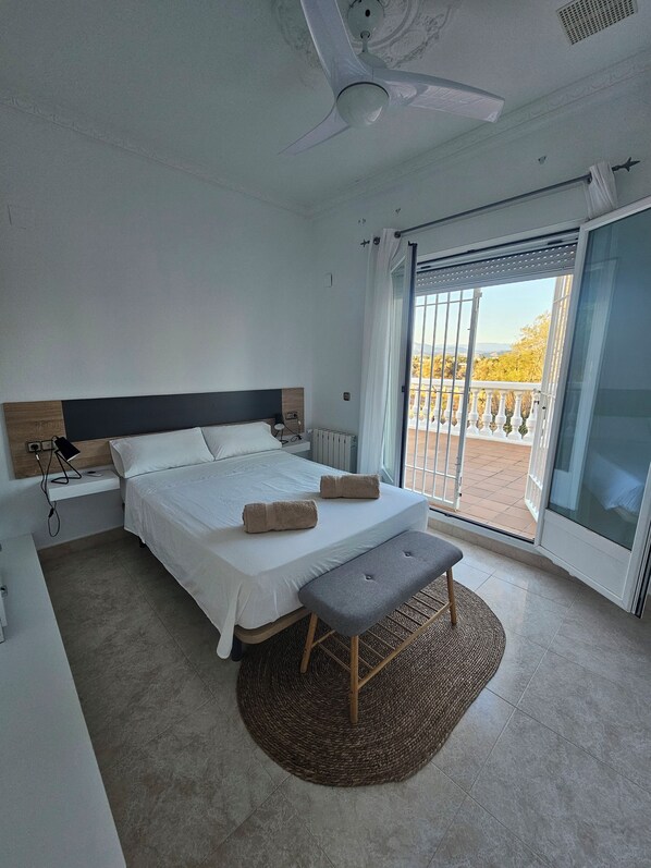 5 chambres, fer et planche à repasser, Wi-Fi, draps fournis