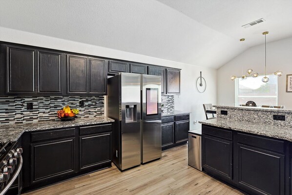 Jääkaappi, mikroaaltouuni, uuni, liesi