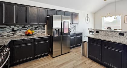 5BR Getaway in DeSoto with Pool, Hot Tub & Cinema