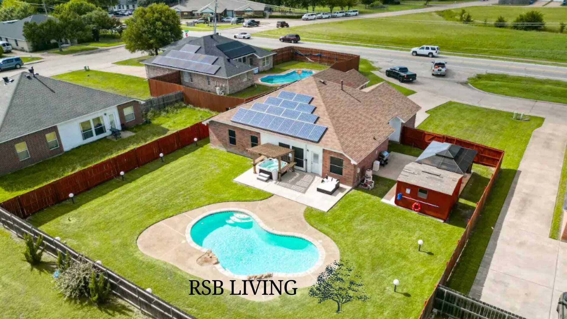 5BR Getaway in De Soto with Pool, Hot Tub & Cinema