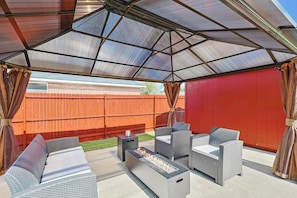 Terrace/patio - 5BR Getaway in DeSoto with Pool, Hot Tub & Cinema (DeSoto)