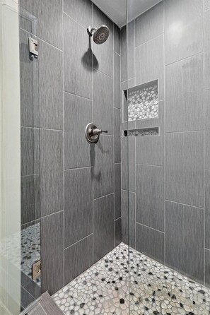 Douche, sèche-cheveux, serviettes fournies, shampoing