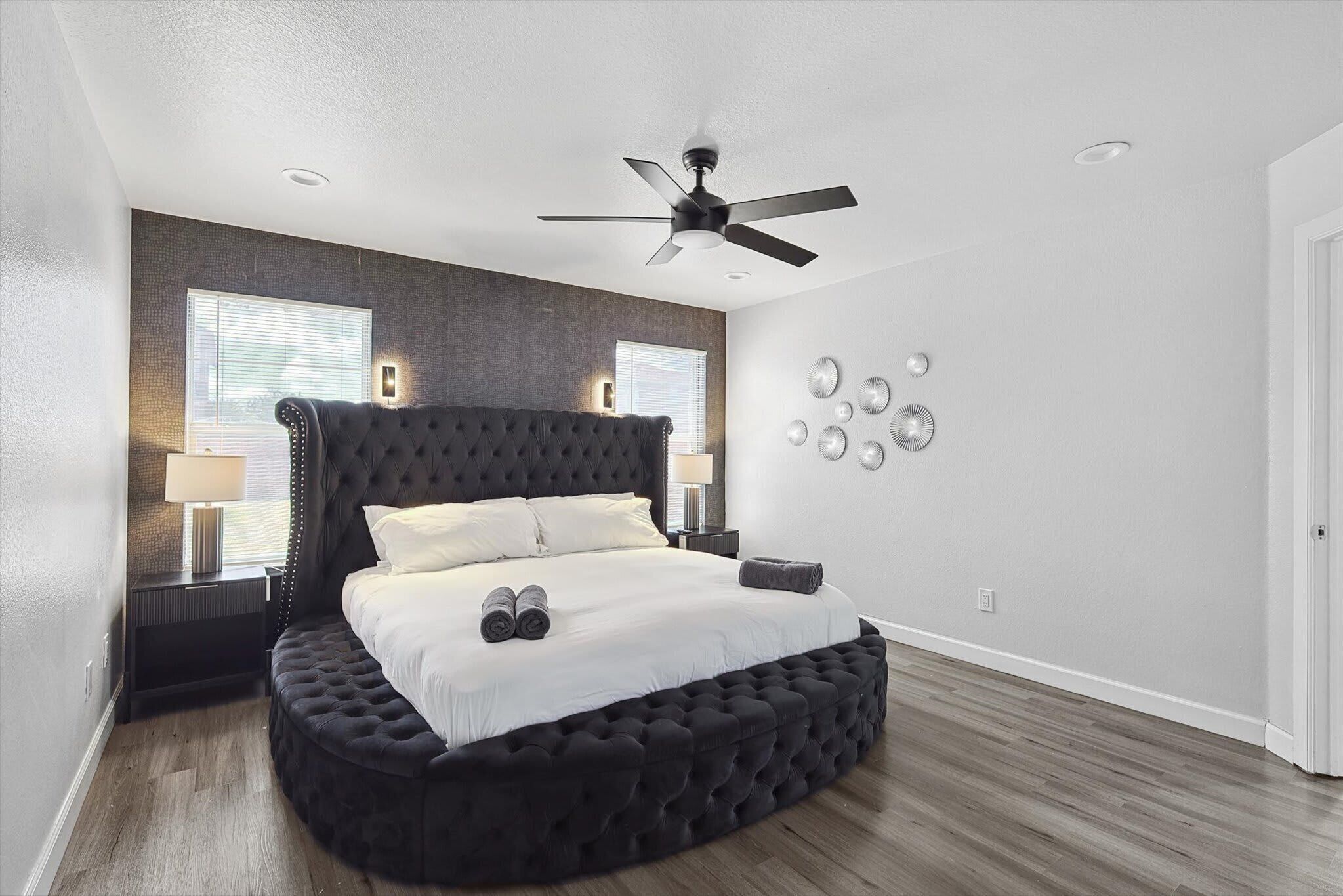 5 bedrooms, desk, iron/ironing board, WiFi