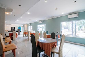 Restaurant - Collection O Senapelan Near Rsud Petala Bumi Formerly De Town Hotel (Pekanbaru)