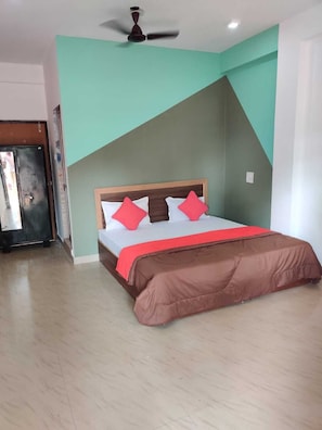Deluxe Room, Balcony | Desk, laptop workspace, free WiFi, bed sheets - Abbi S Nest (Calangute)