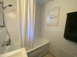 ヘアドライヤー、タオル、石鹸、トイレットペーパー