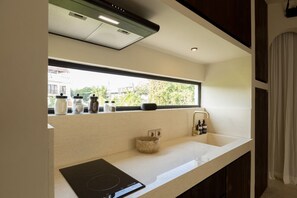 Fridge, microwave, stovetop, coffee/tea maker - Spacious Romantic Villa Sawa in Pererenan (Pererenan)