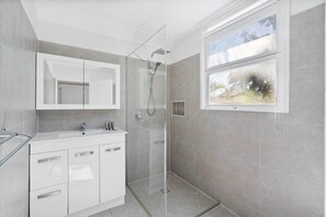 Shower, hair dryer, towels, shampoo - Bright 3-Bed with Garden by Banks Street Reserve (Ashgrove)