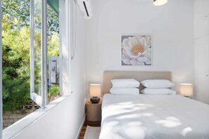 3 bedrooms, iron/ironing board, WiFi, bed sheets - Bright 3-Bed with Garden by Banks Street Reserve (Ashgrove)