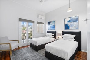 3 bedrooms, iron/ironing board, WiFi, bed sheets