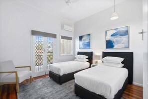 3 bedrooms, iron/ironing board, WiFi, bed sheets - Bright 3-Bed with Garden by Banks Street Reserve (Ashgrove)