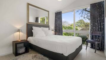 5 bedrooms, iron/ironing board, WiFi, bed sheets