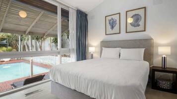 5 bedrooms, iron/ironing board, WiFi, bed sheets