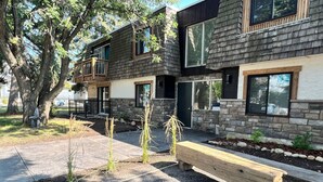 Property grounds - Newly Renovated 1br1ba With Asian Style Tea Room (Edmonton)