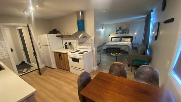 1 bedroom, iron/ironing board, internet - Newly Renovated 1br1ba With Asian Style Tea Room (Edmonton)