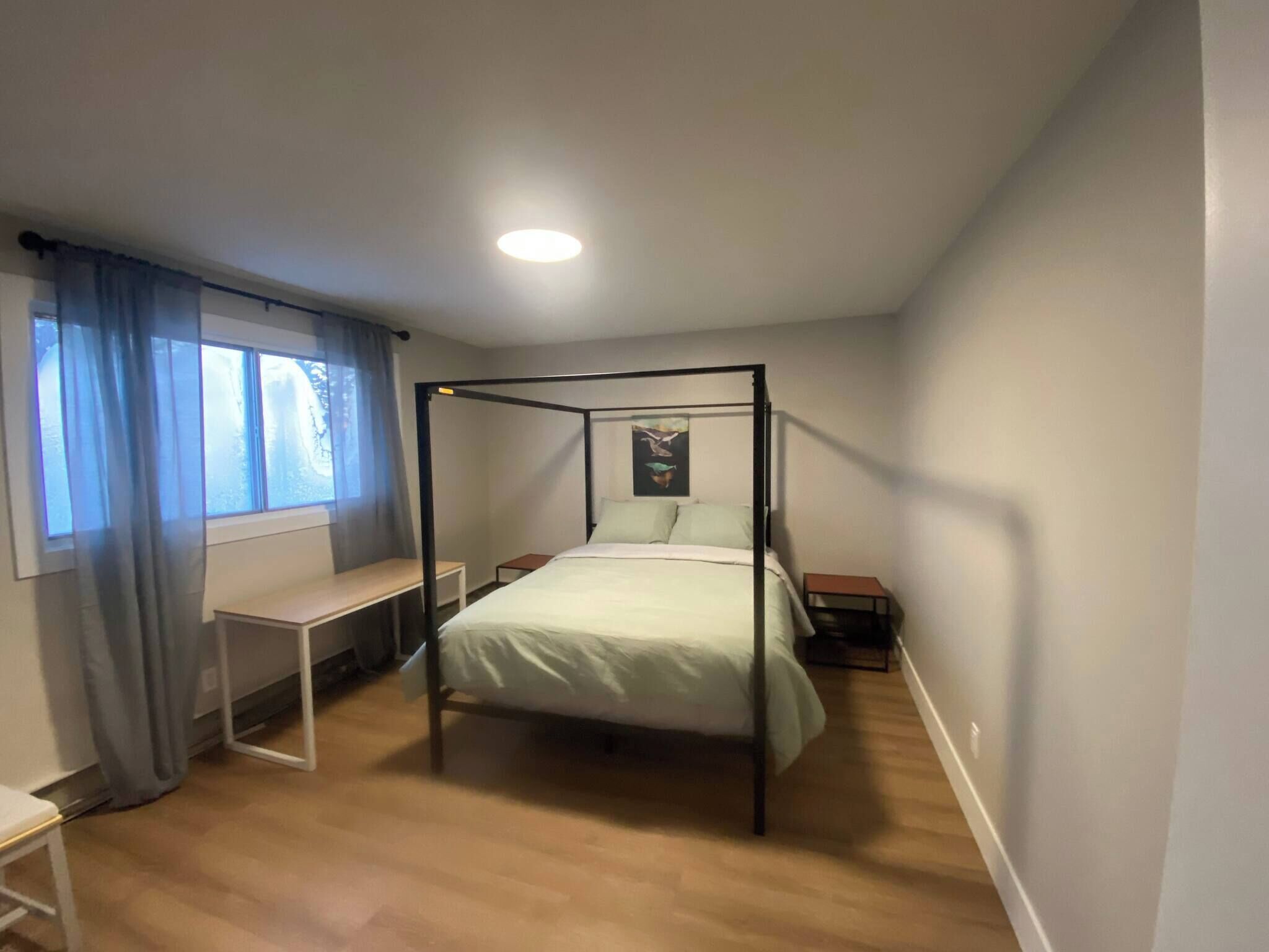 2 bedrooms, iron/ironing board, internet
