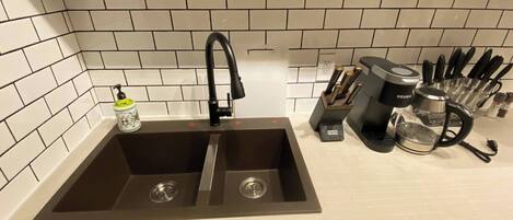 Refrigerador, microondas, parrilla de estufa y cafetera y tetera