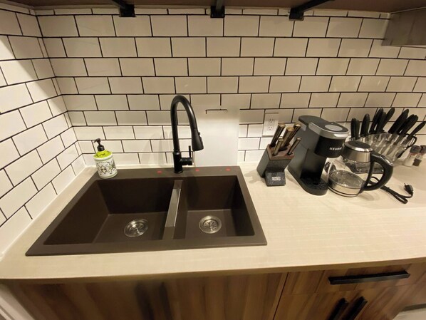 Fridge, microwave, stovetop, coffee/tea maker - Central 2br Near Unveristy And Whyte Ave (Edmonton)