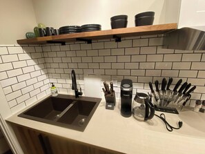 Fridge, coffee/tea maker