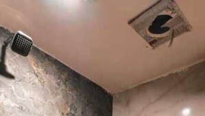 Une salle de bain avec un mur en marbre, une douche, des toilettes et un bidet.