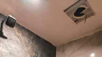 Chambre Supérieure | Salle de bain | Articles de toilette gratuits, savon, papier toilette