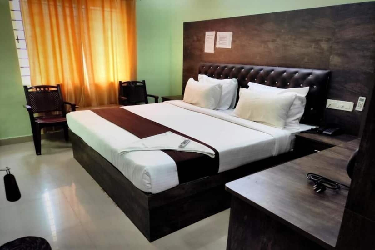 Hypo-allergenic bedding, free WiFi, bed sheets