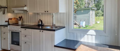 Refrigerador, horno, parrilla de estufa y cafetera y tetera
