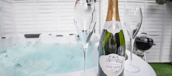 Amberley House with Hot Tub, Free Parking