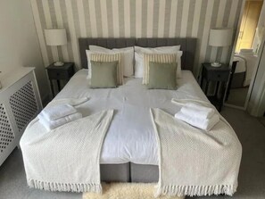 House | 2 bedrooms, iron/ironing board, free WiFi - Amberley House with Hot Tub, Free Parking (York)