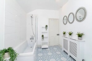 Bathroom - Amberley House with Hot Tub, Free Parking (York)