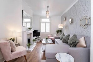 Interior - Amberley House with Hot Tub, Free Parking (York)