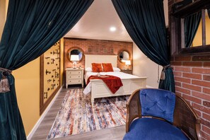 Tabla de planchar con plancha, wifi, ropa de cama