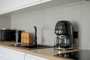 Departamento, 2 habitaciones, balcón | Cocina privada | Microondas, horno, tetera eléctrica y congelador