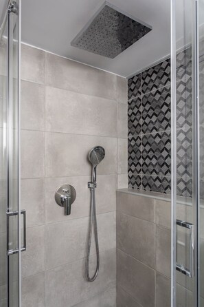 Douche, sèche-cheveux, serviettes fournies, savon