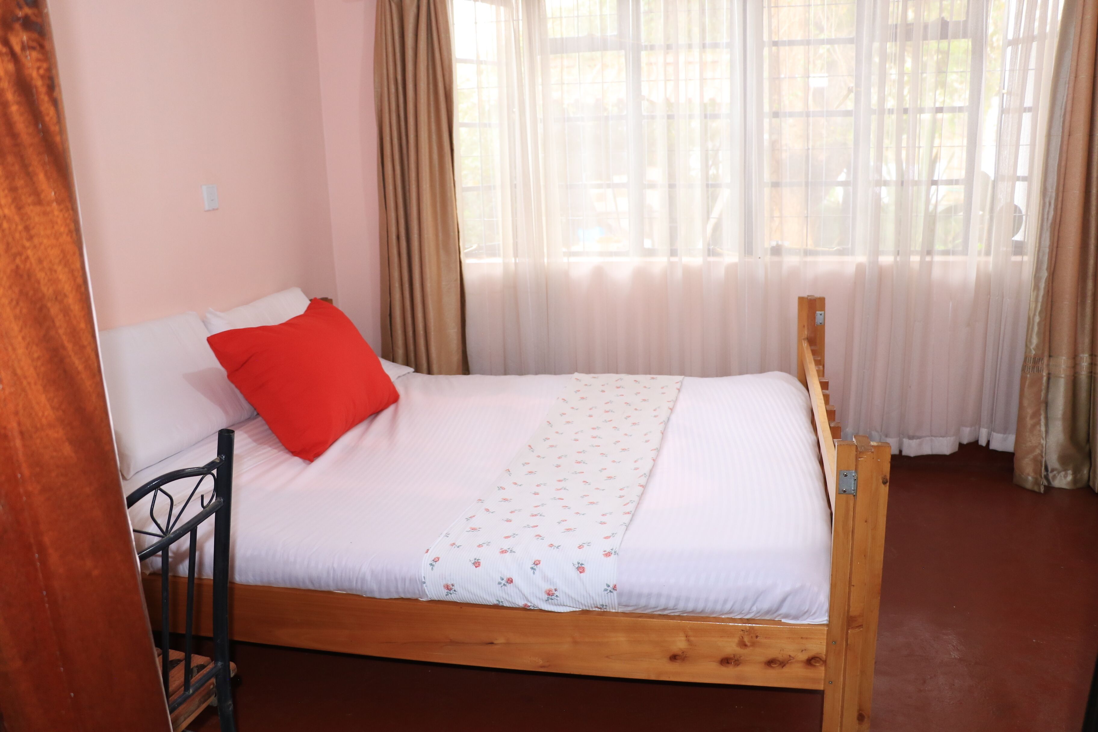 3 bedrooms, desk, WiFi, bed sheets