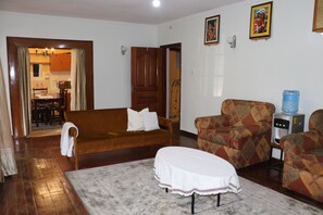 Een smart-tv en een computerscherm