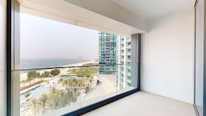 Apartamento, 2 quartos, acesso à piscina, ao lado da praia | Sacada