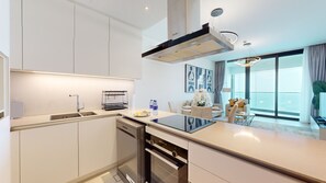 Apartamento, 2 quartos, acesso à piscina, ao lado da praia | Cozinha privada | Micro-ondas, cafeteira/chaleira
